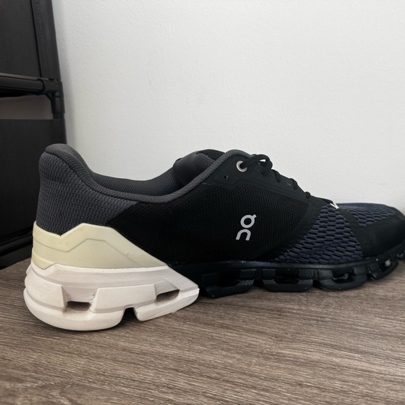 On Running Men's Cloudflyer Size 14 Black White Wide - 51.99067 - Picture 7 of 11